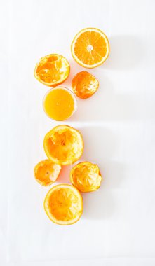 beyaz arkaplanda portakallar