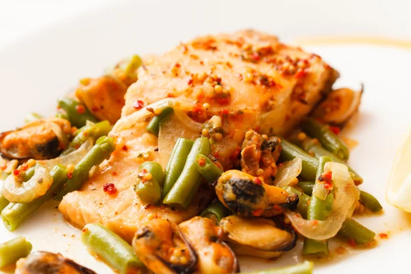 Salmon steak with green beans — Stock Photo, Image