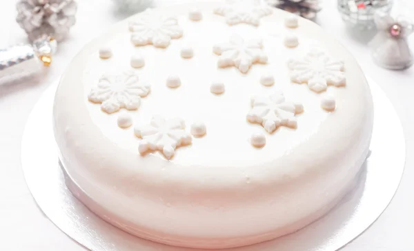 Рождественский торт с украшениями — стоковое фото