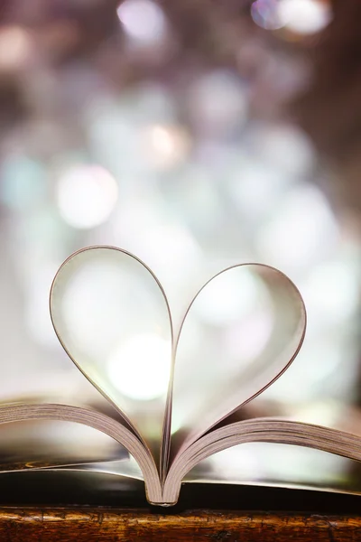 Coeur de pages de livre — Photo