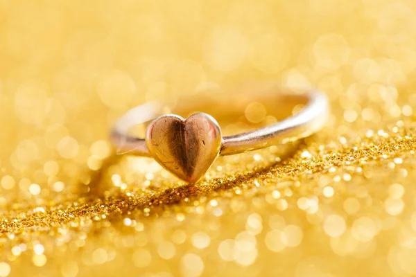 Romantischer Ring mit Herz — Stockfoto