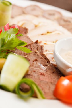 Etli meze yeşillikleri ile