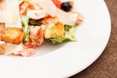 Ceasar salata plaka üzerinde