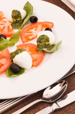 plaka üzerinde Caprese salatası