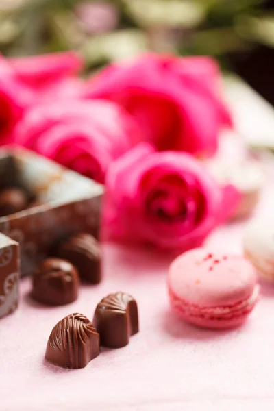 Blumen und süße Bonbons — Stockfoto