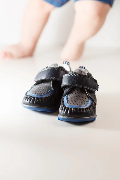 Первая детская обувь — стоковое фото