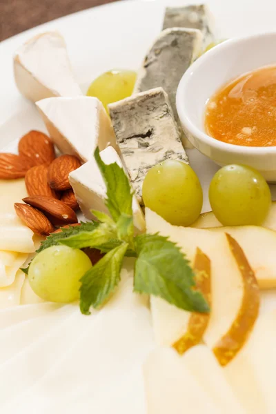 Assiette de fromage savoureux — Photo