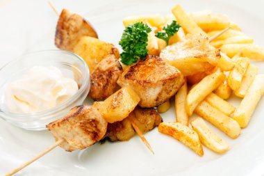 Tavuk şiş patates kızartması ile