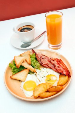 Lezzetli kahvaltı masasında