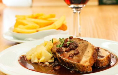 Tablosundaki patates soslu domuz eti