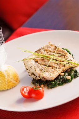 Ispanaklı beyaz balık