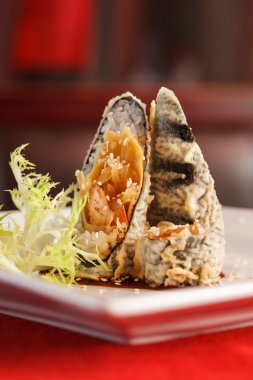 lezzetli suşi plaka üzerinde