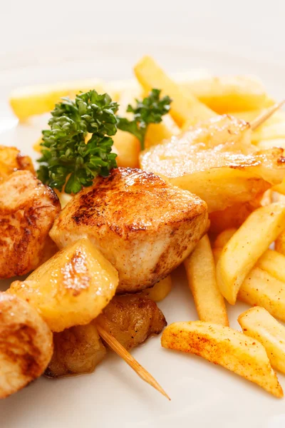 Chicken skewers with fries — Stock Photo, Image