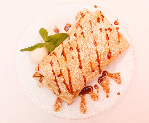 Apple strudel with ice cream — Stock Photo, Image