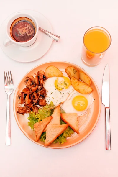 Leckeres Frühstück auf dem Tisch — Stockfoto