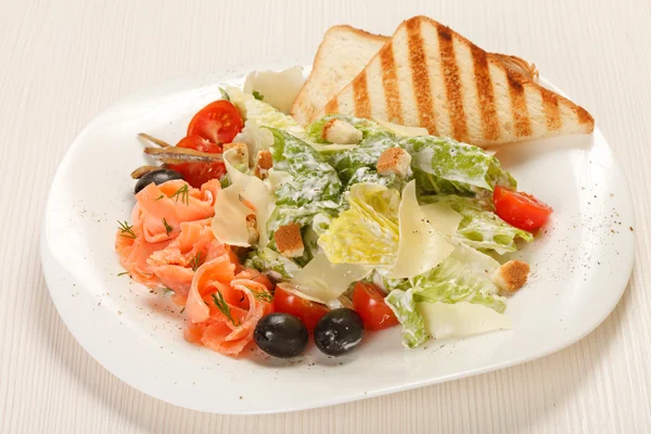 Antipasto con salmone e toast — Foto Stock