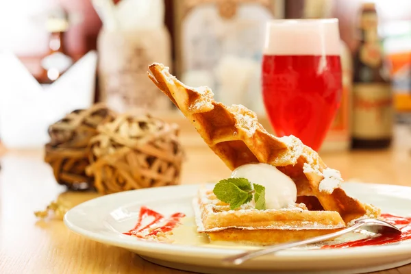 Belçika waffle plaka üzerinde — Stok fotoğraf