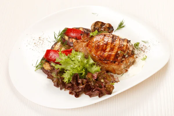 Bistecca di pollo con verdure — Foto Stock