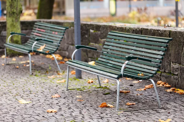 Green bench in park — Stock Photo, Image