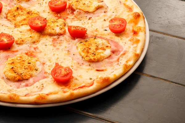 Pizza con primo piano di pollo — Foto Stock