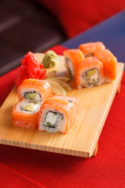 Leckere Sushi-Brötchen — Stockfoto