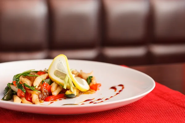 Ensalada con calamares y limón — Foto de Stock