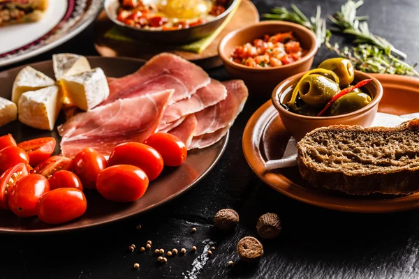 スペイン料理の夕食のテーブルの上 — ストック写真