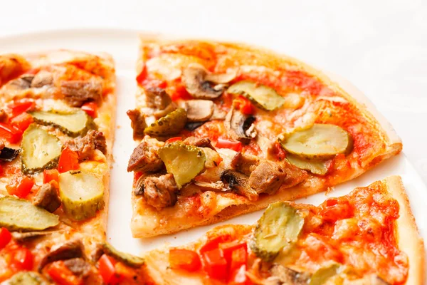 Smakelijke pizza close-up — Stockfoto