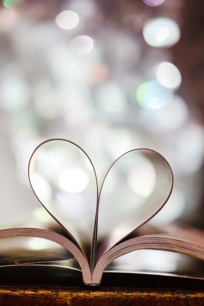 Coeur de pages de livre — Photo