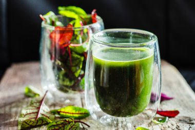 Gözlük yeşil smoothie