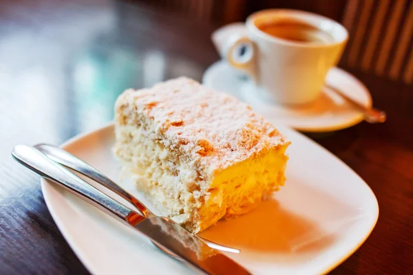 Tårta med kaffe på bordet — Stockfoto