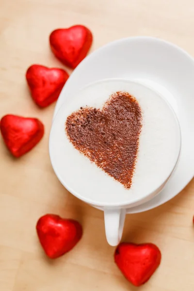 Cappuccino con caramelos de corazón — Foto de Stock