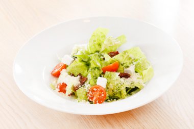 plaka üzerinde Yunan salatası