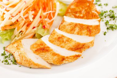 Beyaz üzerine Sebzeli tavuk