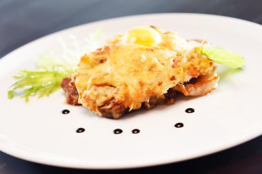 kavrulmuş et plaka üzerinde