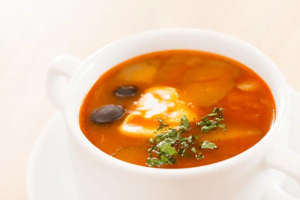 Suppe mit Fleisch auf Teller — Stockfoto