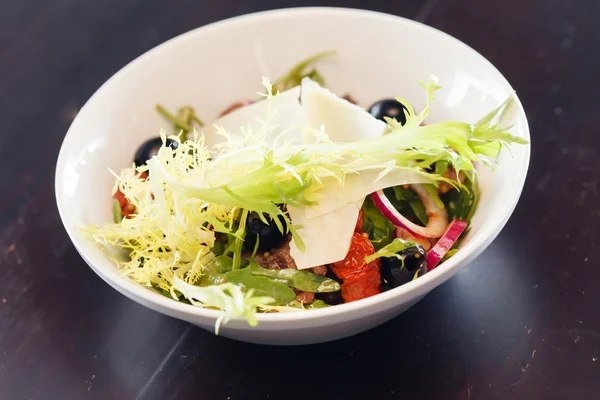 Мясной салат на тарелке — стоковое фото
