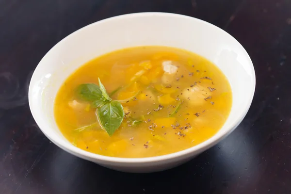 Soupe de poulet sur assiette — Photo