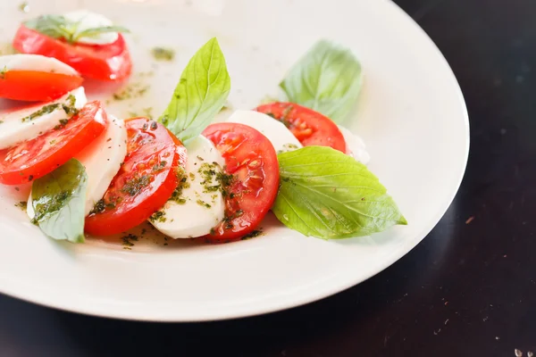 Tomate e mussarela com manjericão — Fotografia de Stock