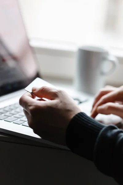 Man handen met laptop — Stockfoto