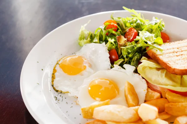 Delicioso desayuno con huevos —  Fotos de Stock