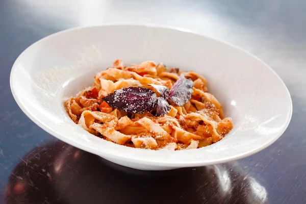 Pasta met saus op plaat — Stockfoto