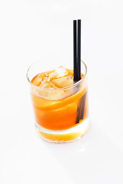 Cóctel con naranja y pajitas —  Fotos de Stock