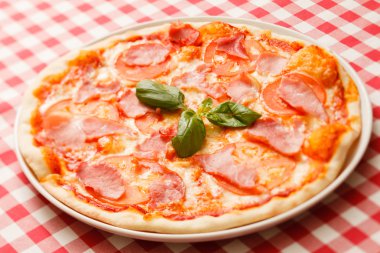 Lezzetli pizza masa örtüsü üzerinde