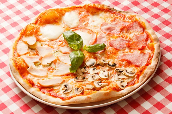Smaczne pizze na Obrus — Zdjęcie stockowe