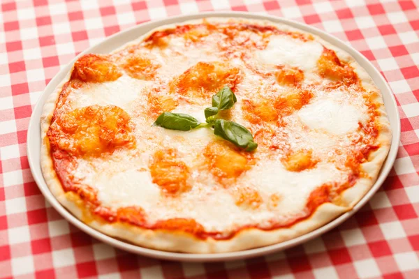 Sabrosa pizza sobre mantel — Foto de Stock