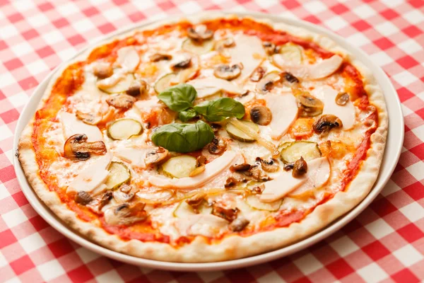 Pizza savoureuse sur la nappe — Photo