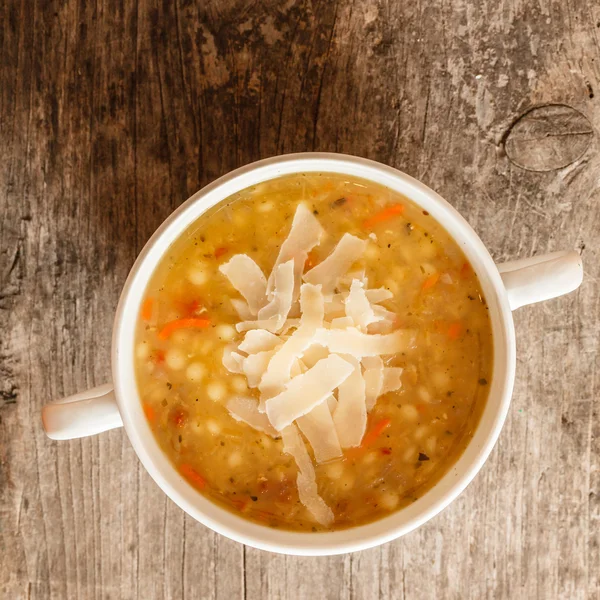 Суп с чечевицей в миске — стоковое фото
