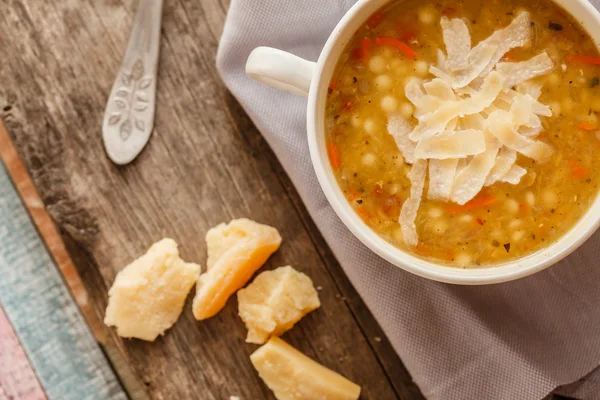 Суп с чечевицей в миске — стоковое фото