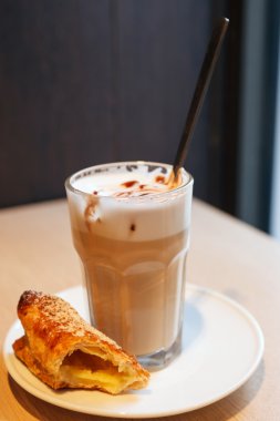 Cappuccino bir cam kruvasan ile